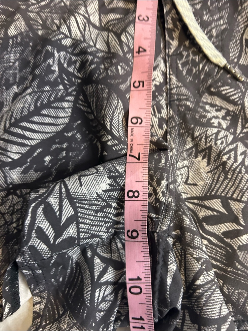 Vuori Women’s Medium Black Gray Tropical Leaf Print Athletic Shorts - Picture 15 of 15